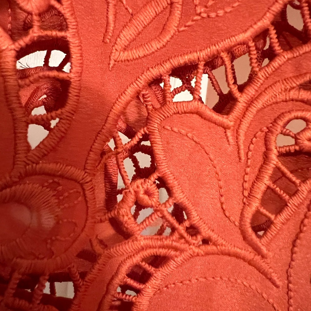 Express Cut-out Pattern Top - Picture 2 of 5